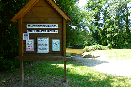 Sign for the contacts and rules regarding the boat ramp